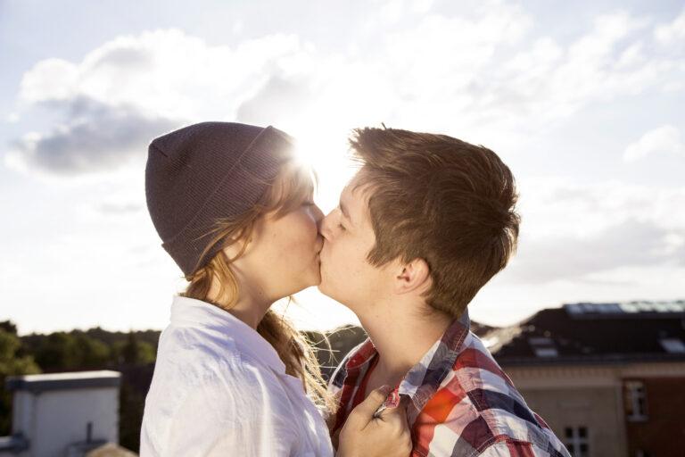 First Time Nerves? Learn How to Kiss a Girl Confidently